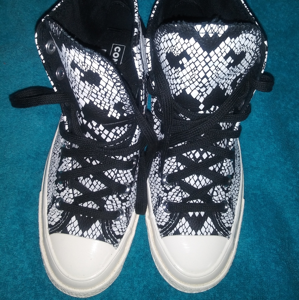 Like new hightop black leather converse sneakers